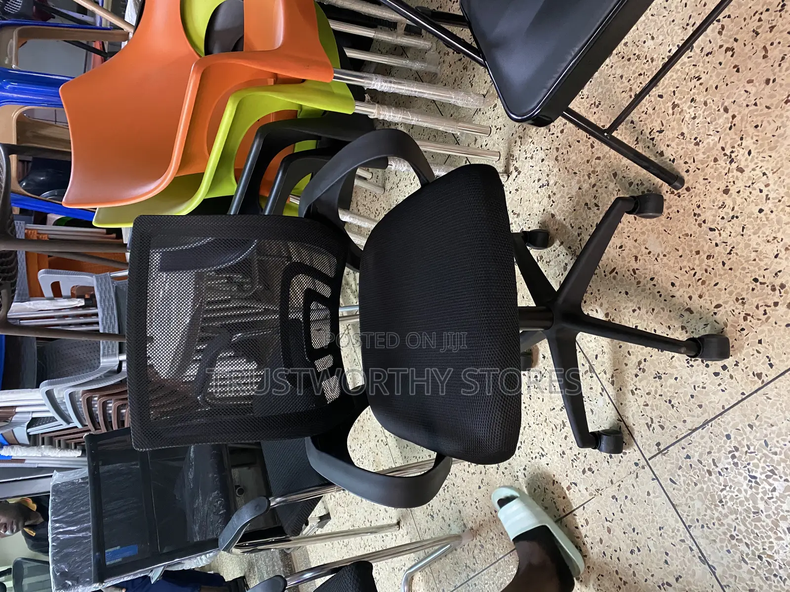 Rotating Office Chair With Wheels - Black