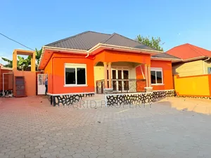 3bdrm House in Buloba Along Mityana for sale