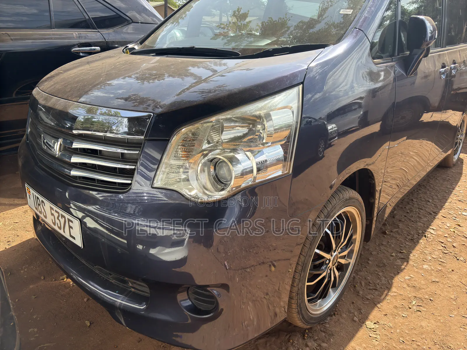 Toyota Noah 2.0 158hp AWD (8 Seater) 2010 Burgundy