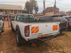 Nissan Pick-Up 2012 White