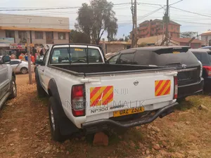 Nissan Pick-Up 2012 White
