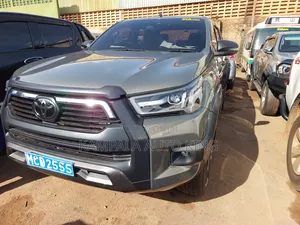 Photo - Toyota Hilux 2020 Green