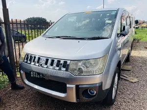 Photo - Mitsubishi Delica 2010 Silver