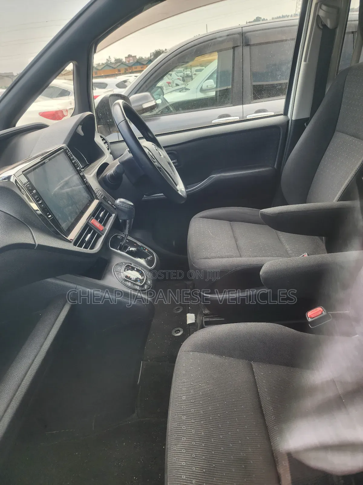 Toyota Noah 2.0 FWD (8 Seater) 2015 White