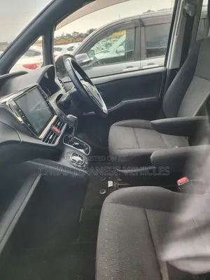 Toyota Noah 2.0 FWD (8 Seater) 2015 White