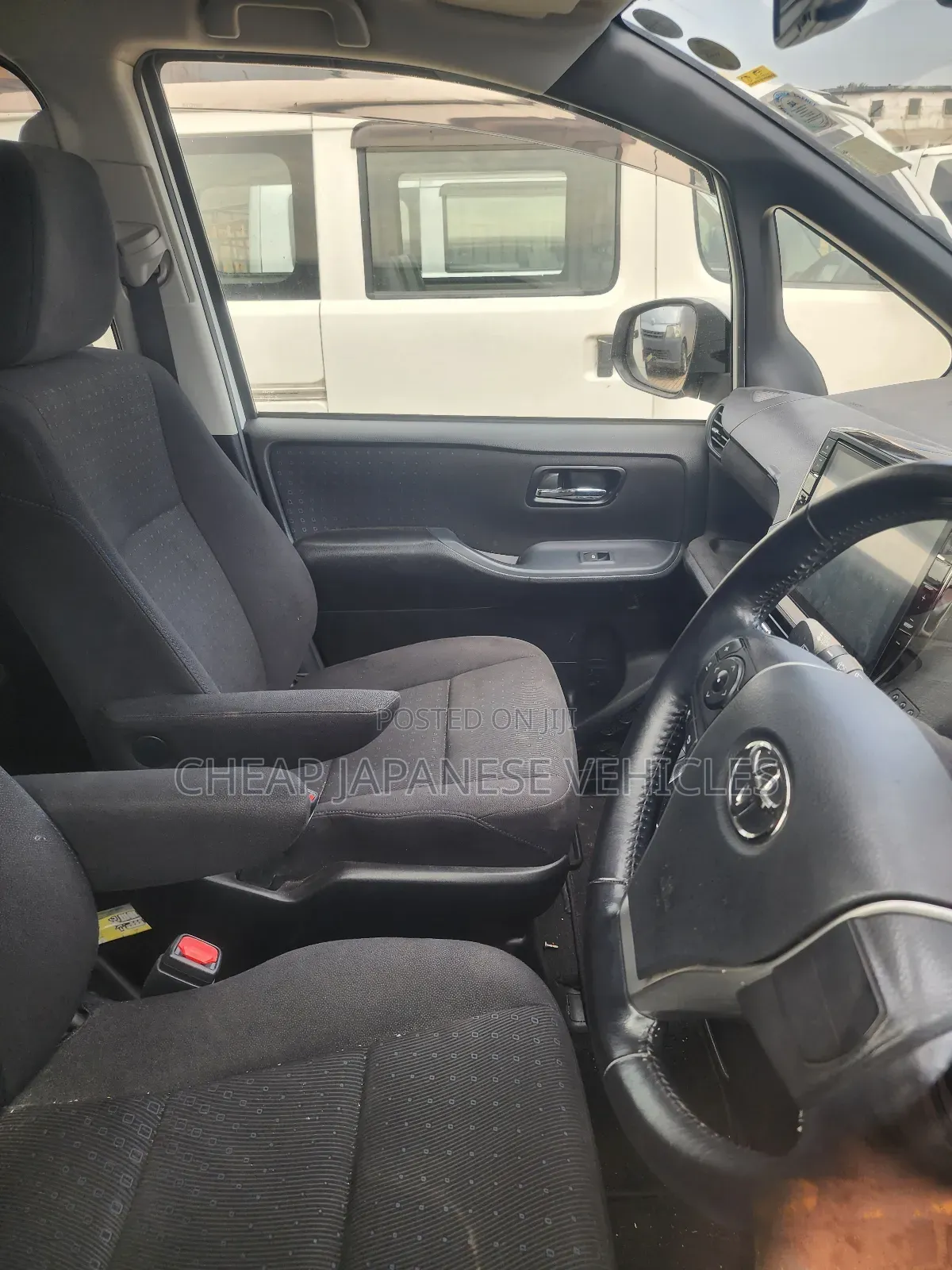 Toyota Noah 2.0 FWD (8 Seater) 2015 White