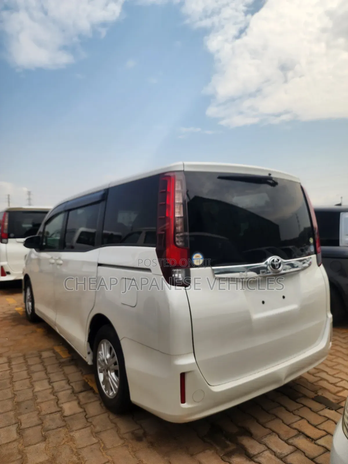 Toyota Noah 2.0 FWD (8 Seater) 2015 White