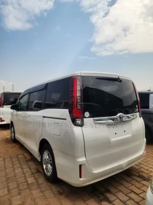 Toyota Noah 2.0 FWD (8 Seater) 2015 White