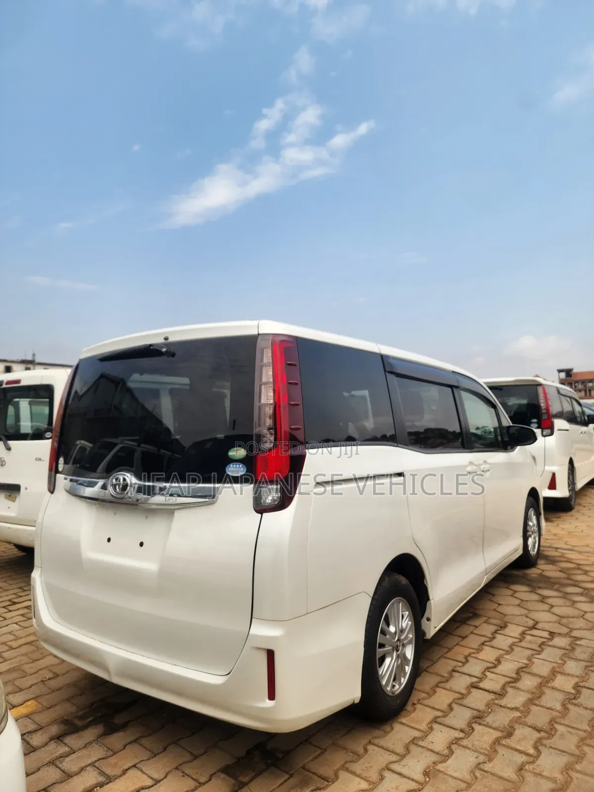 Toyota Noah 2.0 FWD (8 Seater) 2015 White