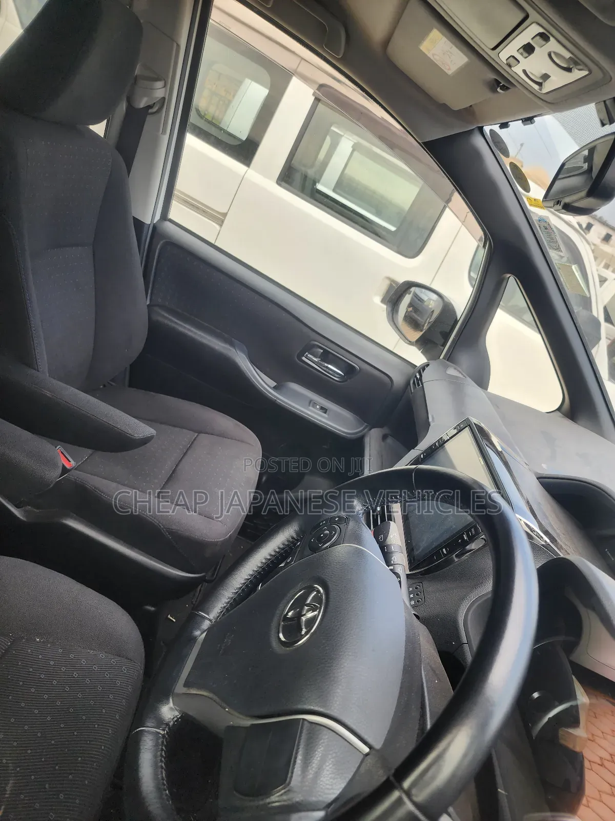 Toyota Noah 2.0 FWD (8 Seater) 2015 White