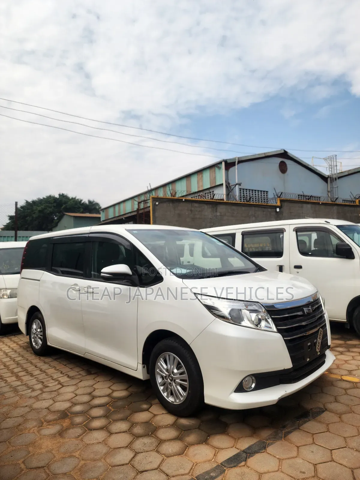 Toyota Noah 2.0 FWD (8 Seater) 2015 White