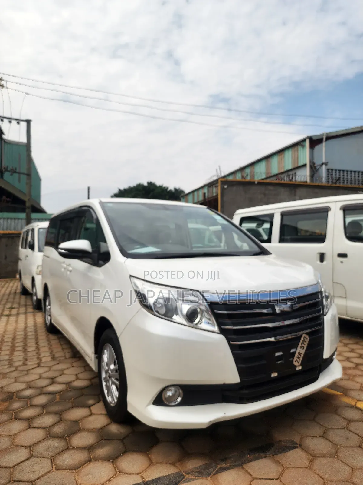 Toyota Noah 2.0 FWD (8 Seater) 2015 White