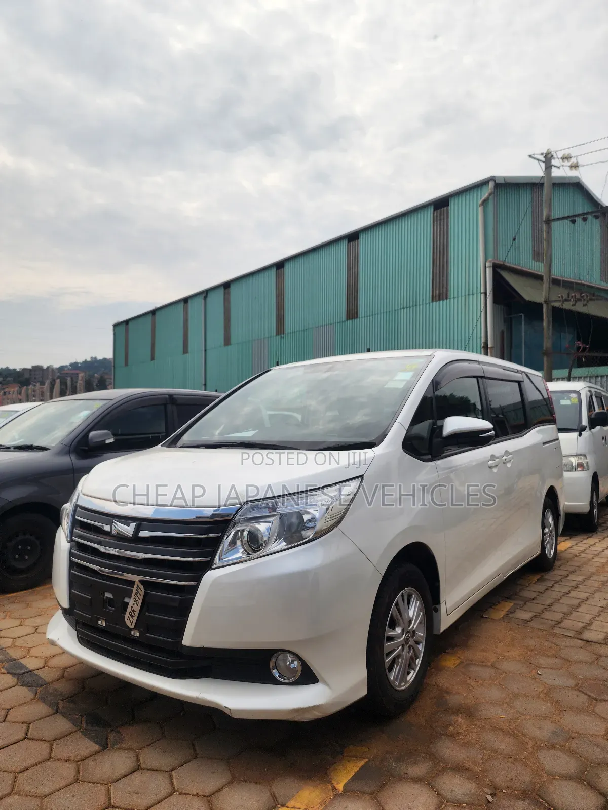 Toyota Noah 2.0 FWD (8 Seater) 2015 White