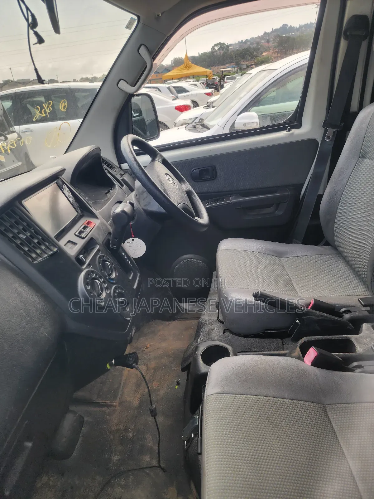 Toyota Noah 2.0 FWD (8 Seater) 2015 White