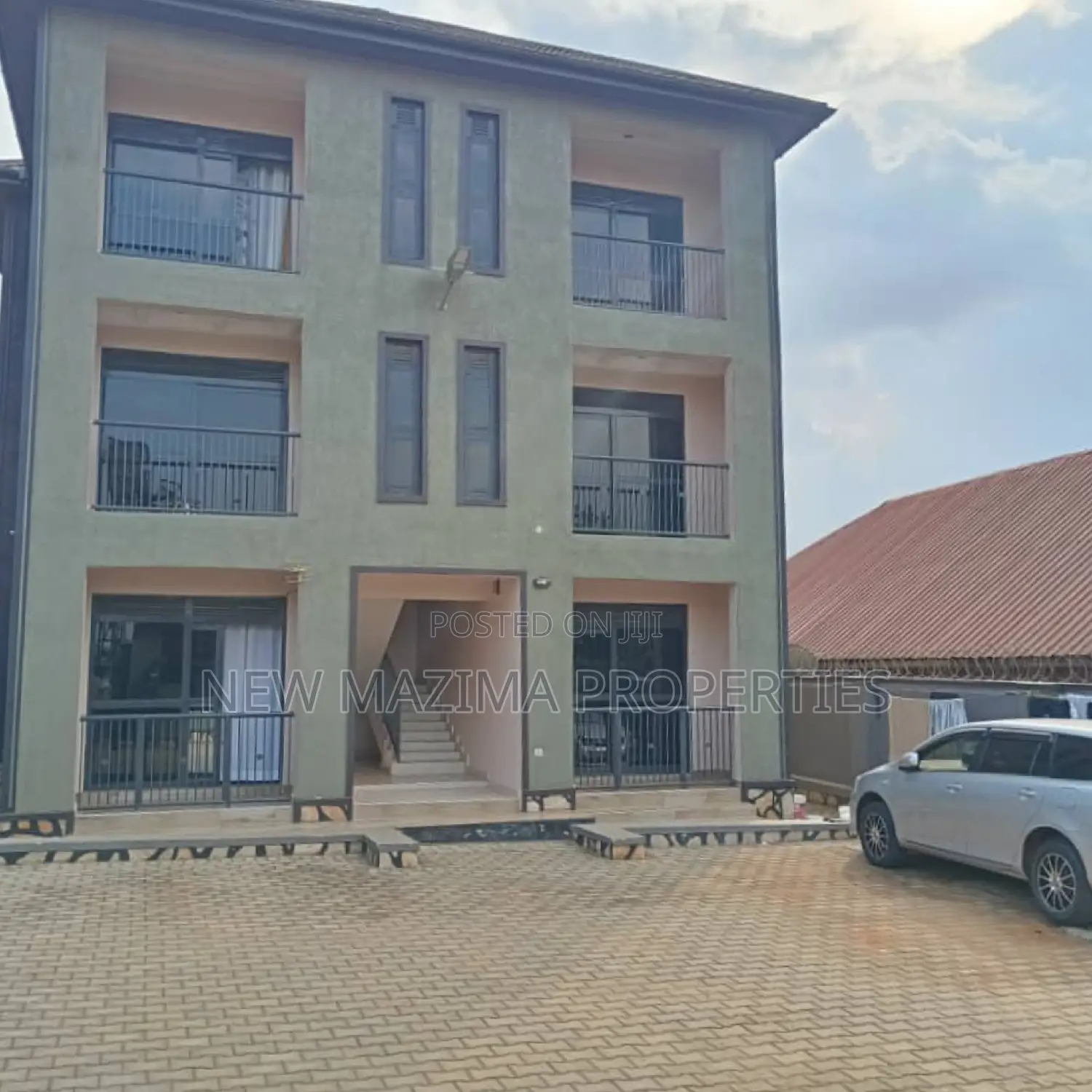 6bdrm Apartment in Kira Heights, Division A for sale