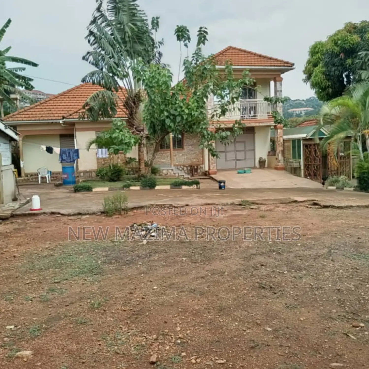 4bdrm Mansion in Namulanda Ntebe Rd, Division A for sale