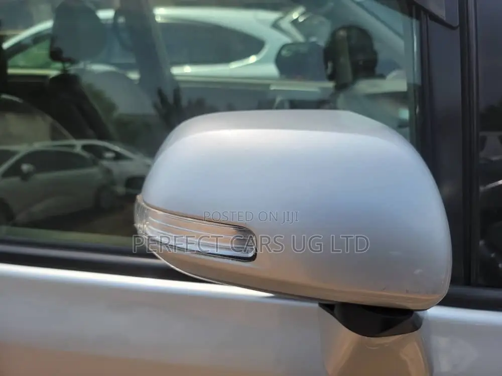 Toyota Noah 2.0 158hp AWD (8 Seater) 2010 Silver