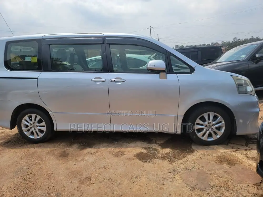 Toyota Noah 2.0 158hp AWD (8 Seater) 2010 Silver