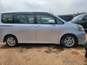 Toyota Noah 2.0 158hp AWD (8 Seater) 2010 Silver