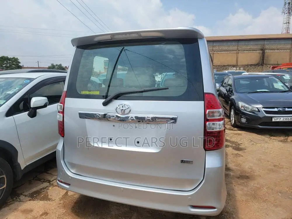 Toyota Noah 2.0 158hp AWD (8 Seater) 2010 Silver