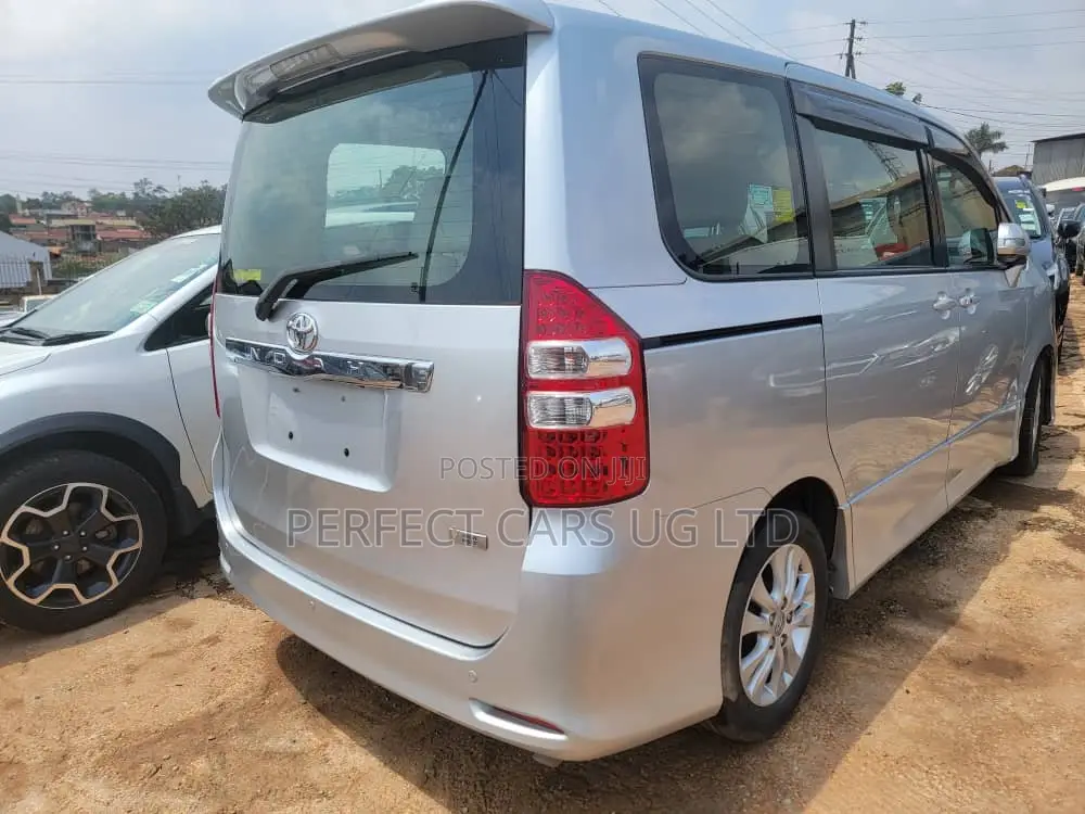 Toyota Noah 2.0 158hp AWD (8 Seater) 2010 Silver