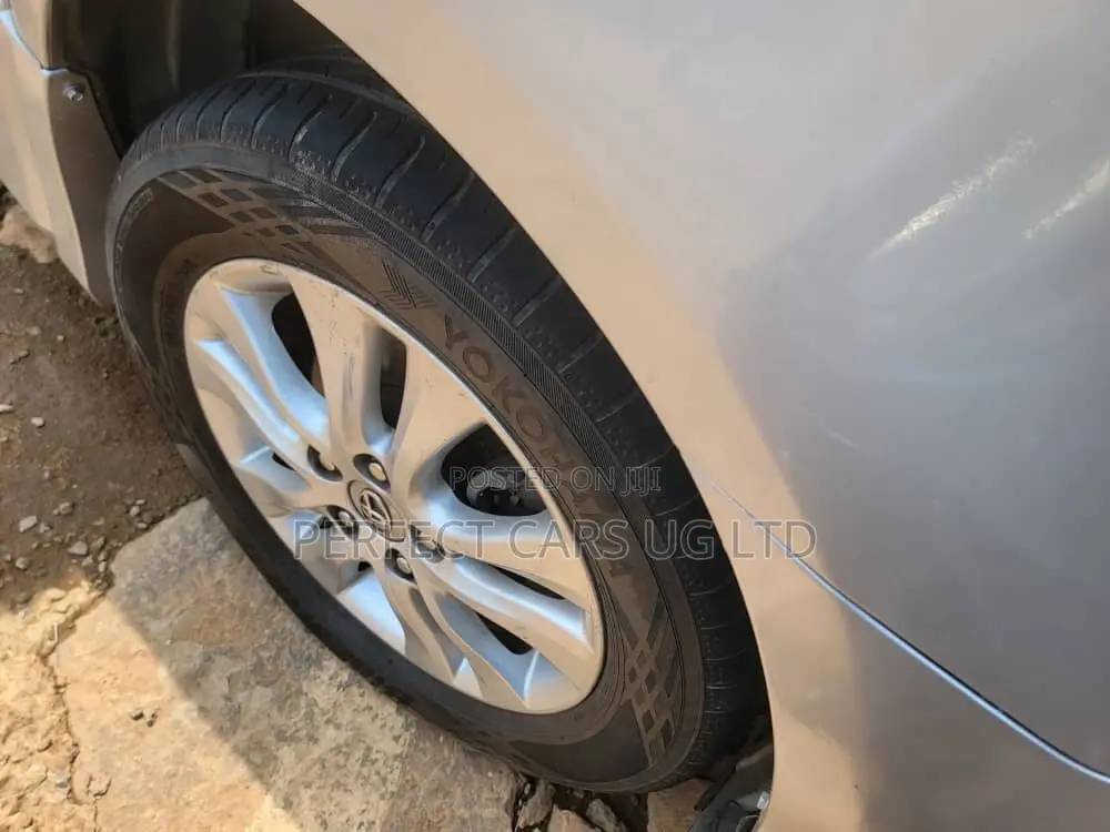 Toyota Noah 2.0 158hp AWD (8 Seater) 2010 Silver