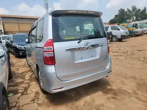 Toyota Noah 2.0 158hp AWD (8 Seater) 2010 Silver
