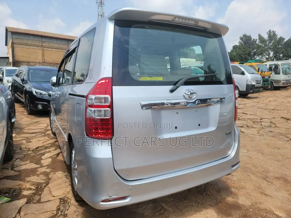 Toyota Noah 2.0 158hp AWD (8 Seater) 2010 Silver
