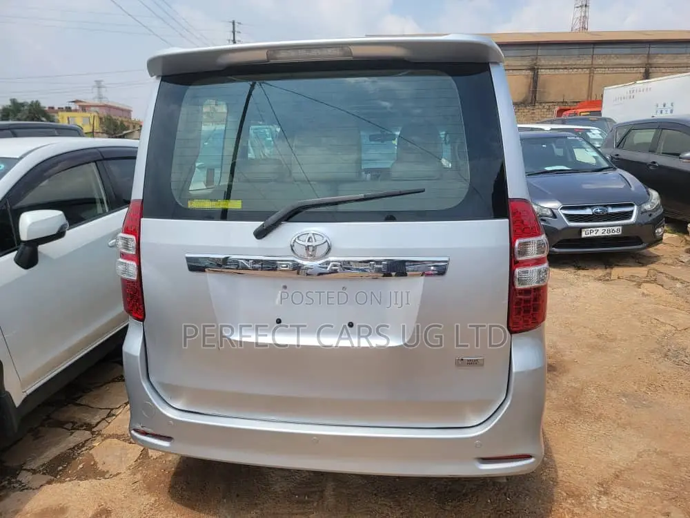 Toyota Noah 2.0 158hp AWD (8 Seater) 2010 Silver