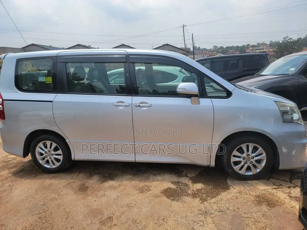 Toyota Noah 2.0 158hp AWD (8 Seater) 2010 Silver