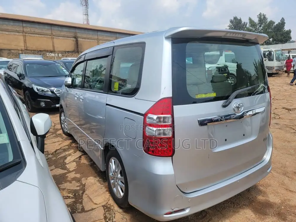 Toyota Noah 2.0 158hp AWD (8 Seater) 2010 Silver