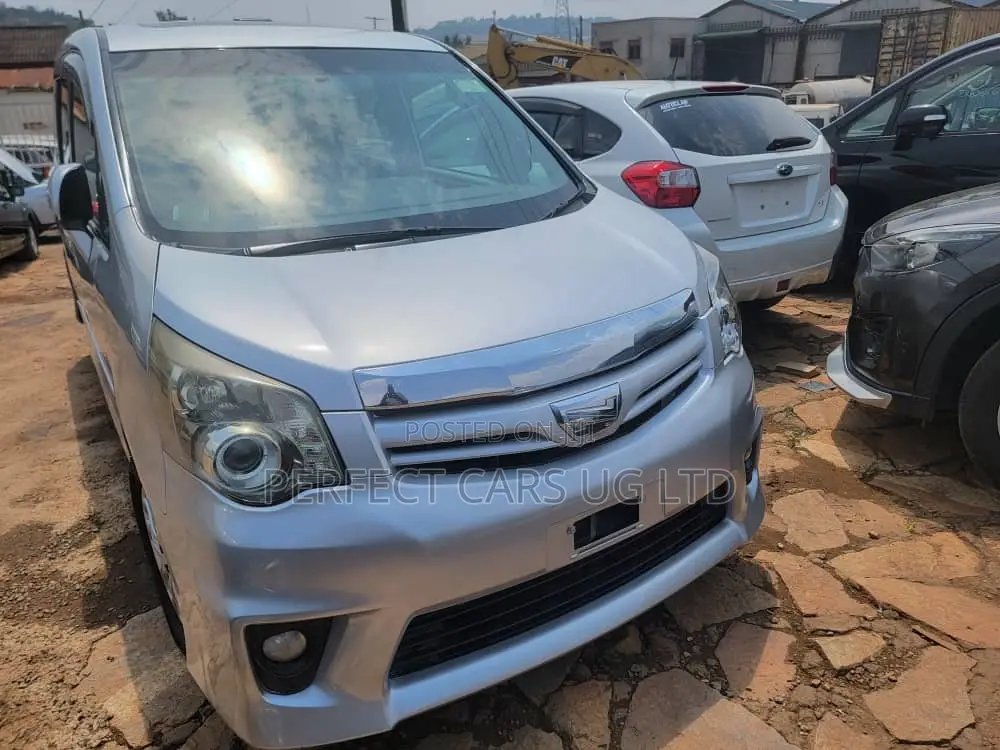Toyota Noah 2.0 158hp AWD (8 Seater) 2010 Silver