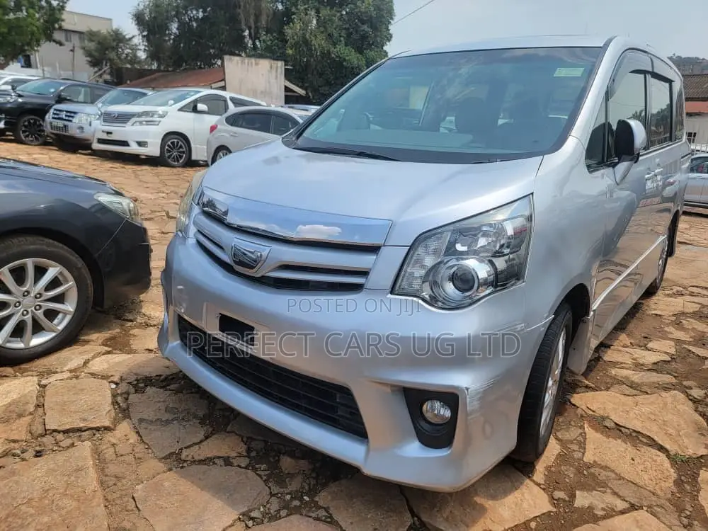 Toyota Noah 2.0 158hp AWD (8 Seater) 2010 Silver