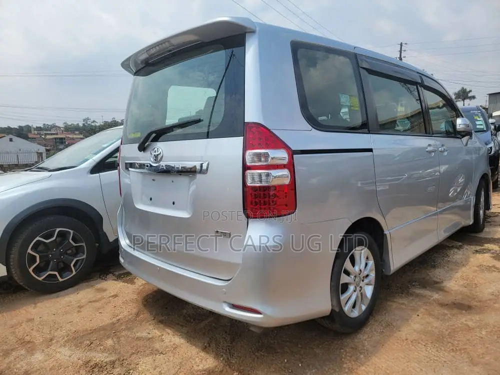 Toyota Noah 2.0 158hp AWD (8 Seater) 2010 Silver