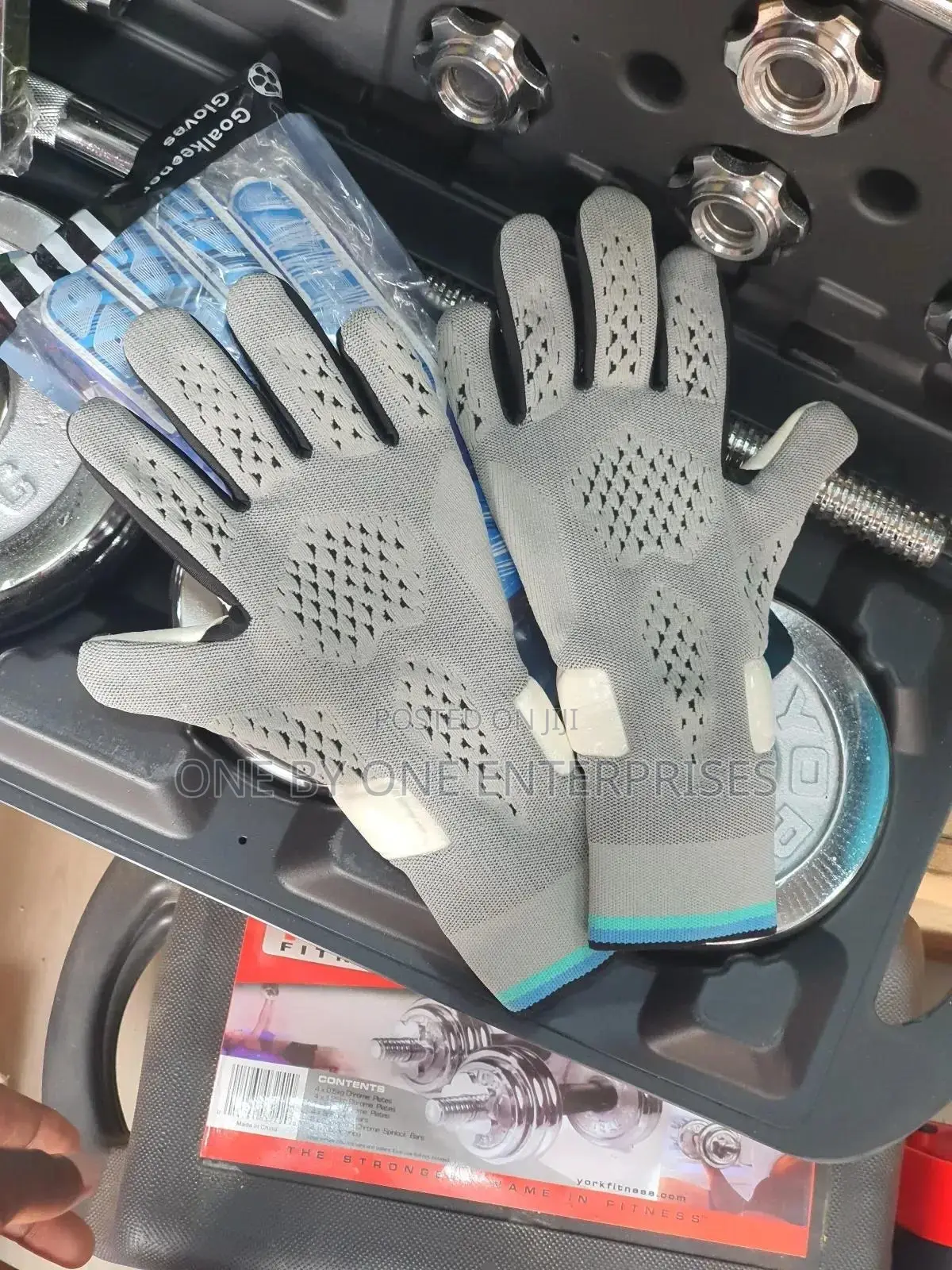 Soccer Goalkeeper Gloves With Wrist Strong Grip for Youth