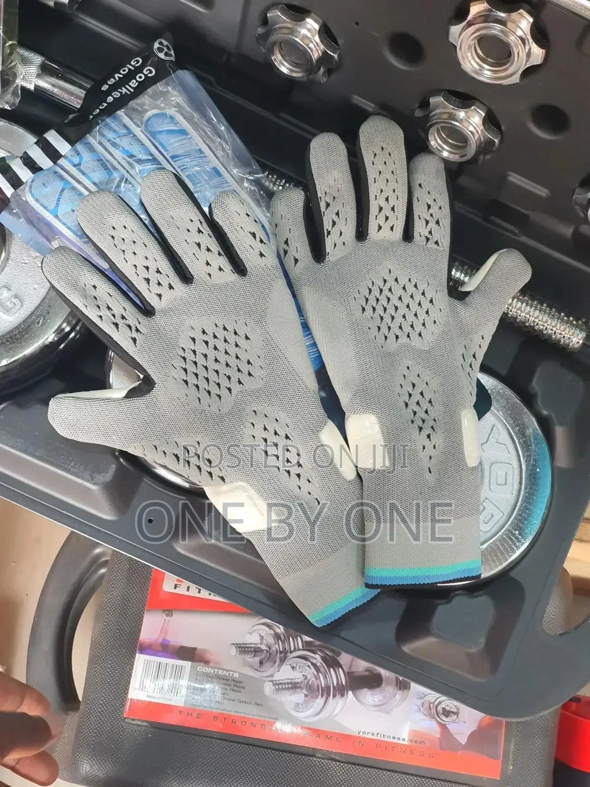 Soccer Goalkeeper Gloves With Wrist Strong Grip for Youth