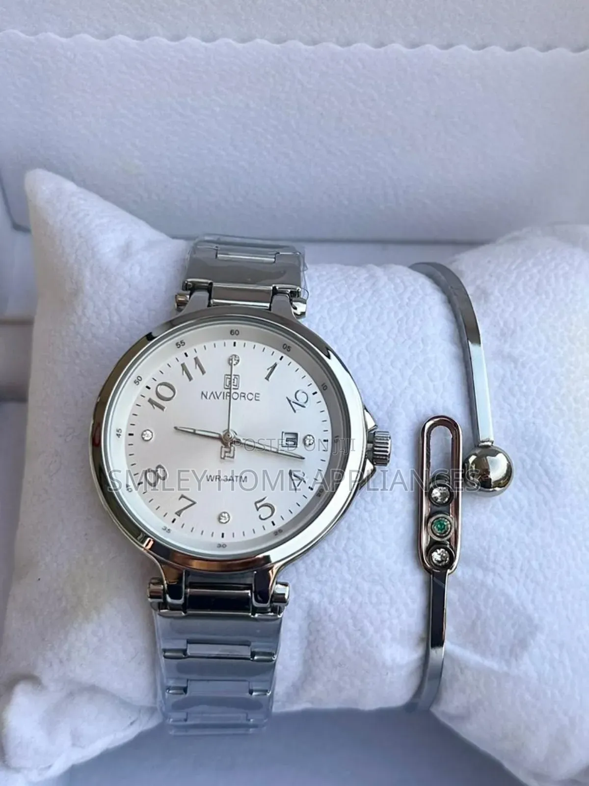 Naviforce Women's Wrist Stylish Watch With a Bracelet Silver
