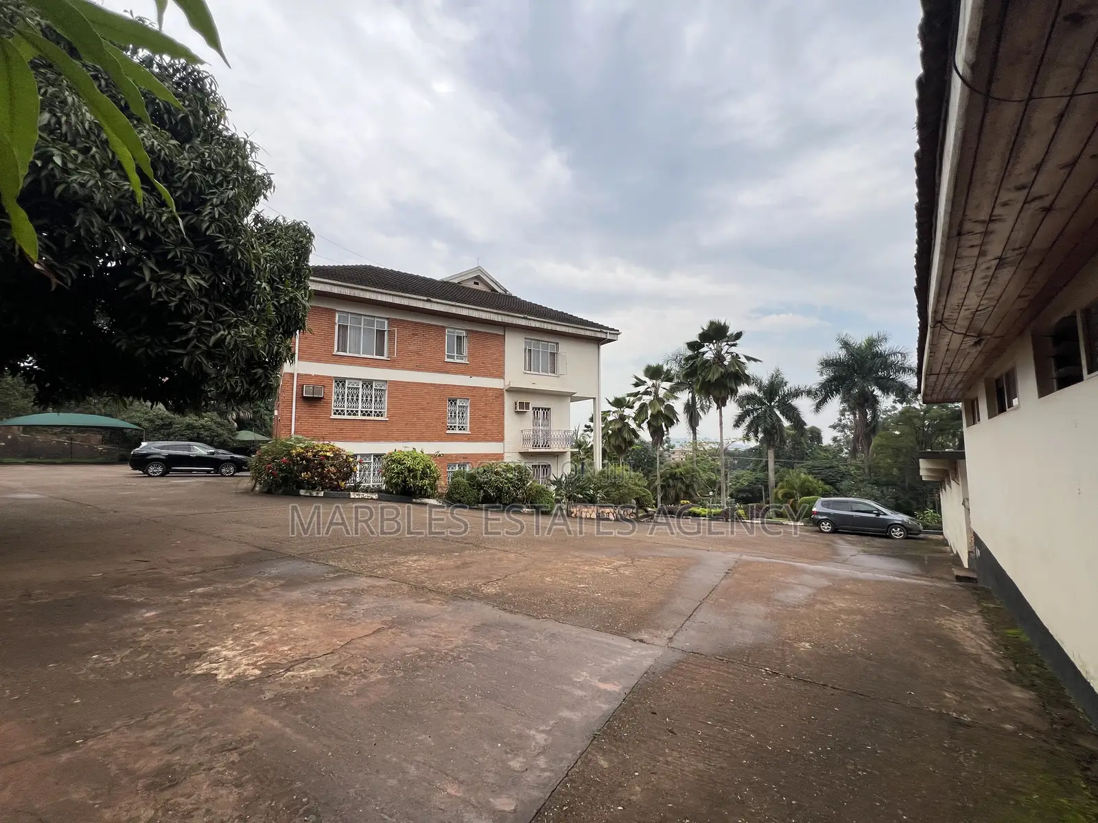 3bdrm Block of Flats in Kololo, Central Division for sale