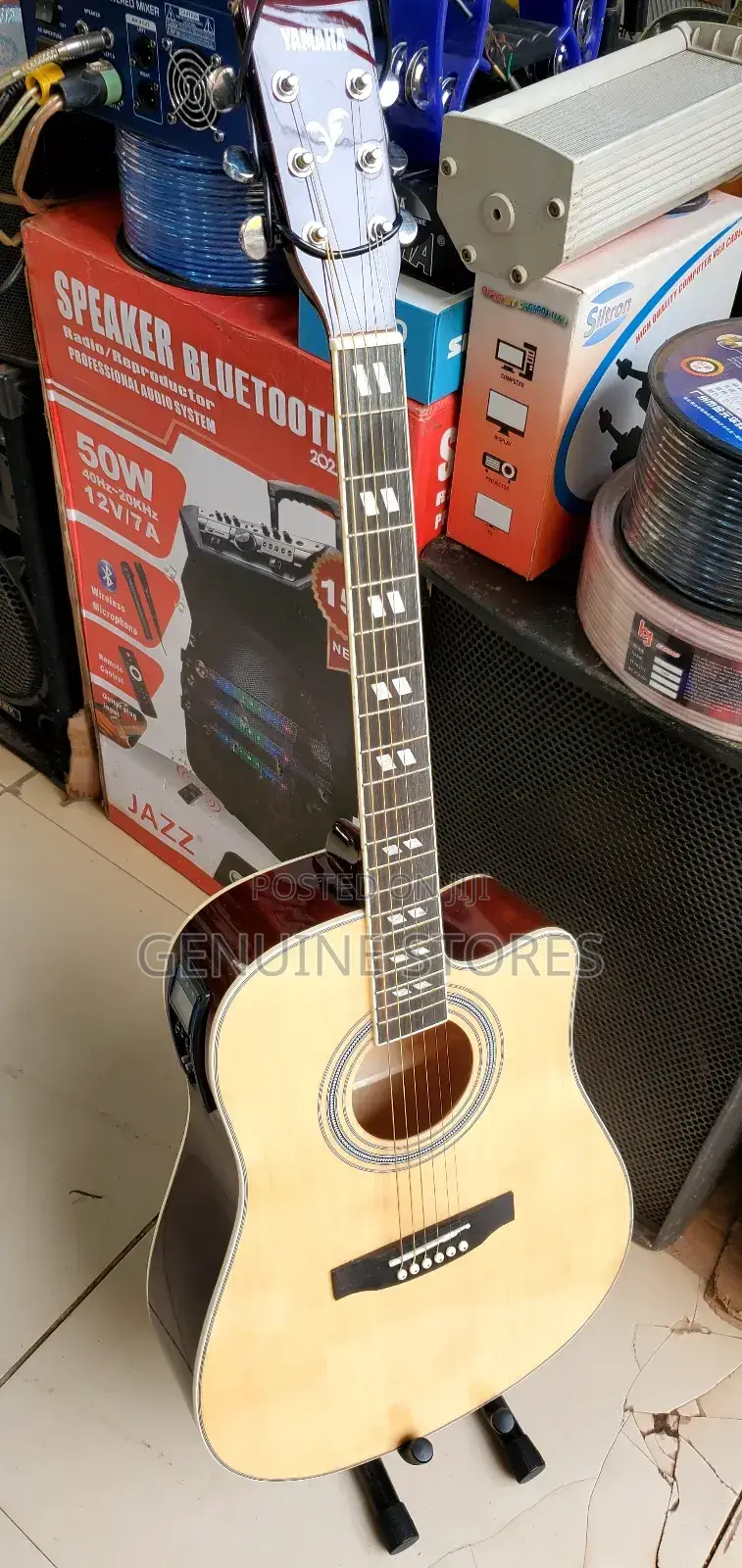 Yamaha Acoustic Amplified Guitar / Proffesional Guitar