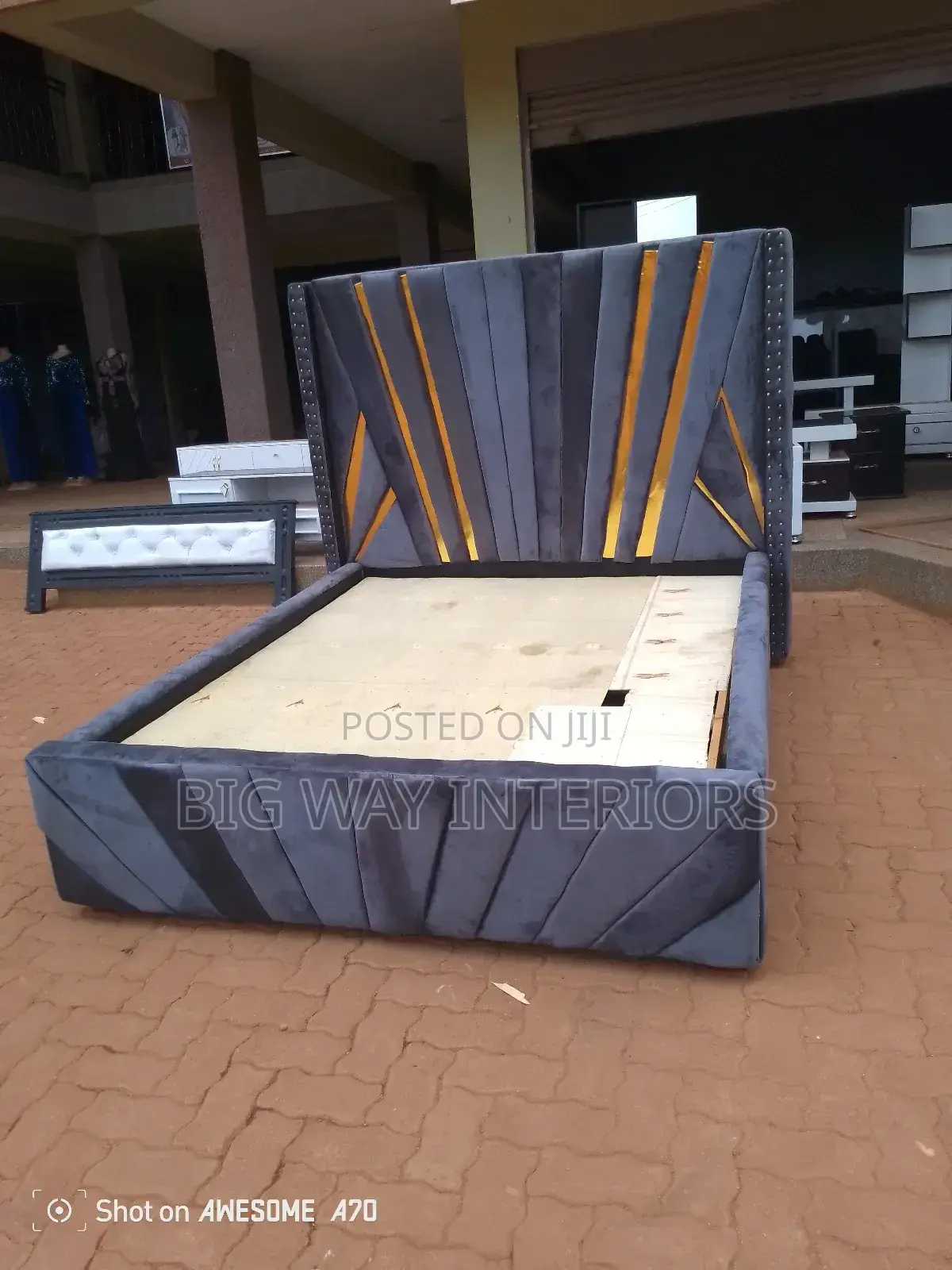 5by6 Gray Fabric Bed With Gold Pins
