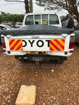Toyota Hilux 1998 White