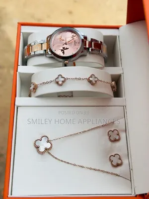 Van Cleef and Arpels Women's Wrist Watch Gift Box