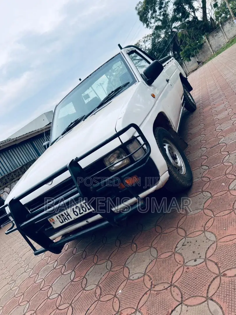 Nissan Pick-Up 1996 White