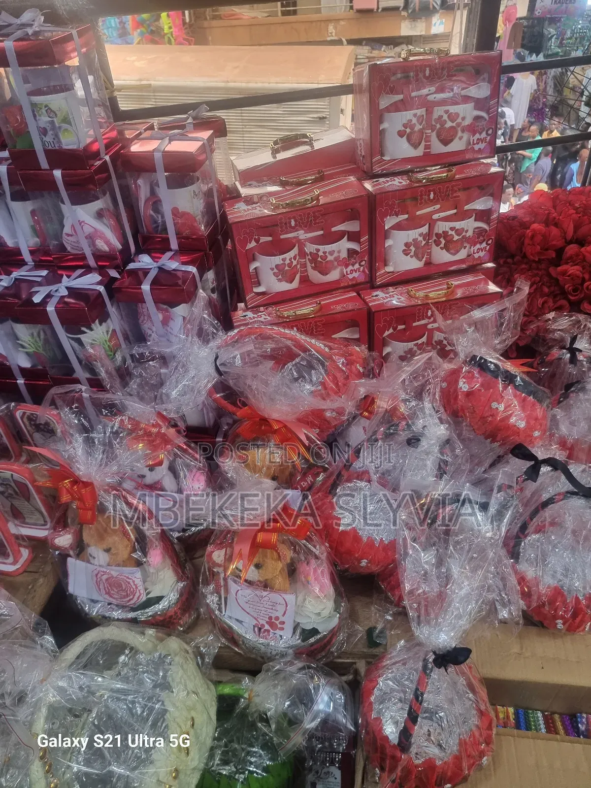 Valentine Gifts,Flowers,Cups Dolls This Valentine Season