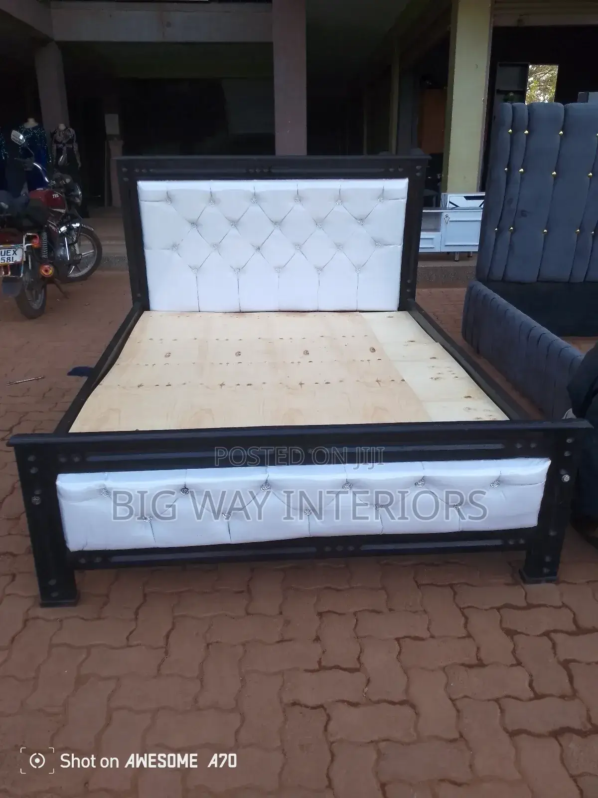 Black Frame White Leather 5x6 Bed With Silver Buttons