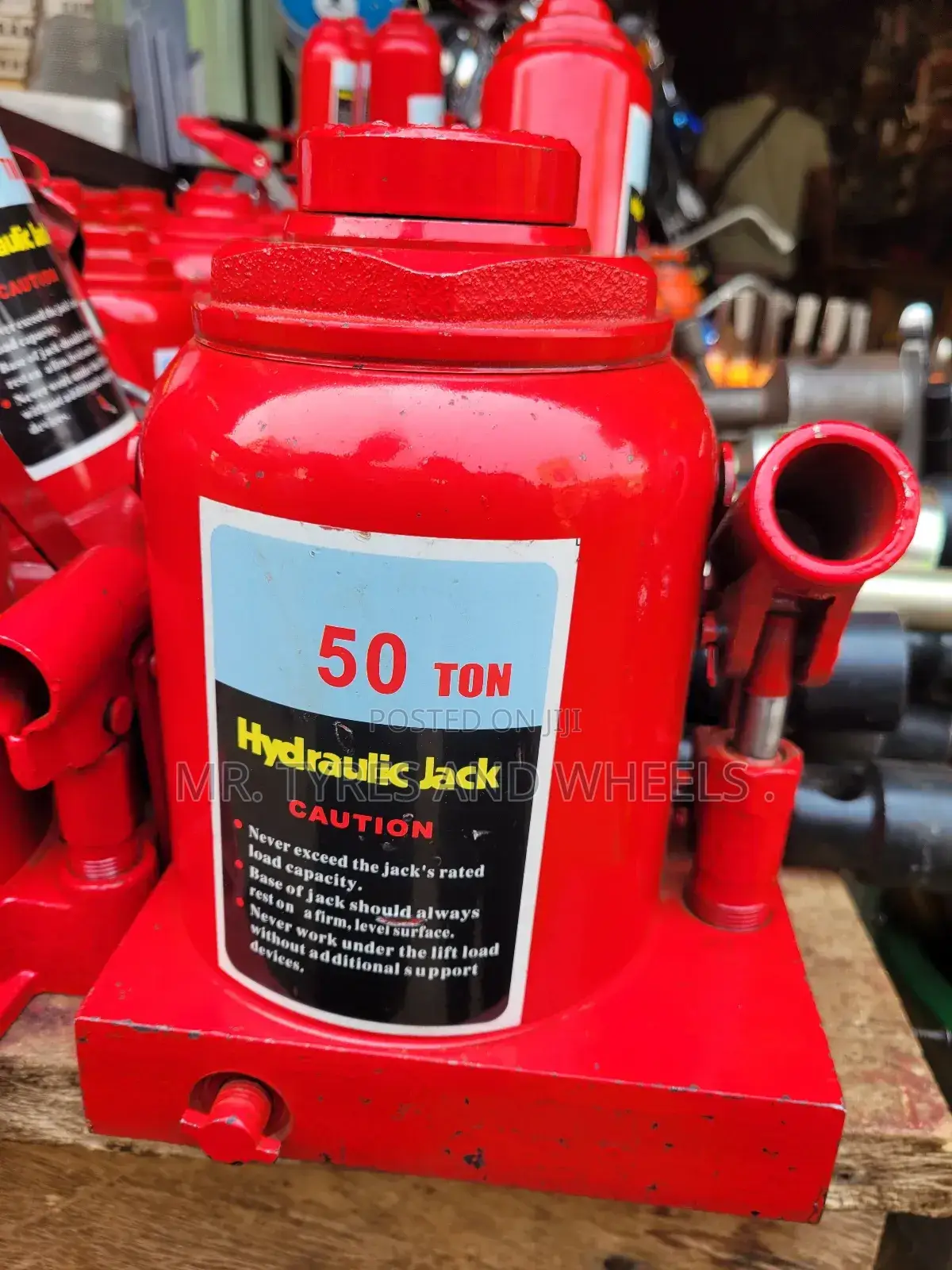 It's Hydrolic Jack 50 Ton Very Heavy and Very Strong 