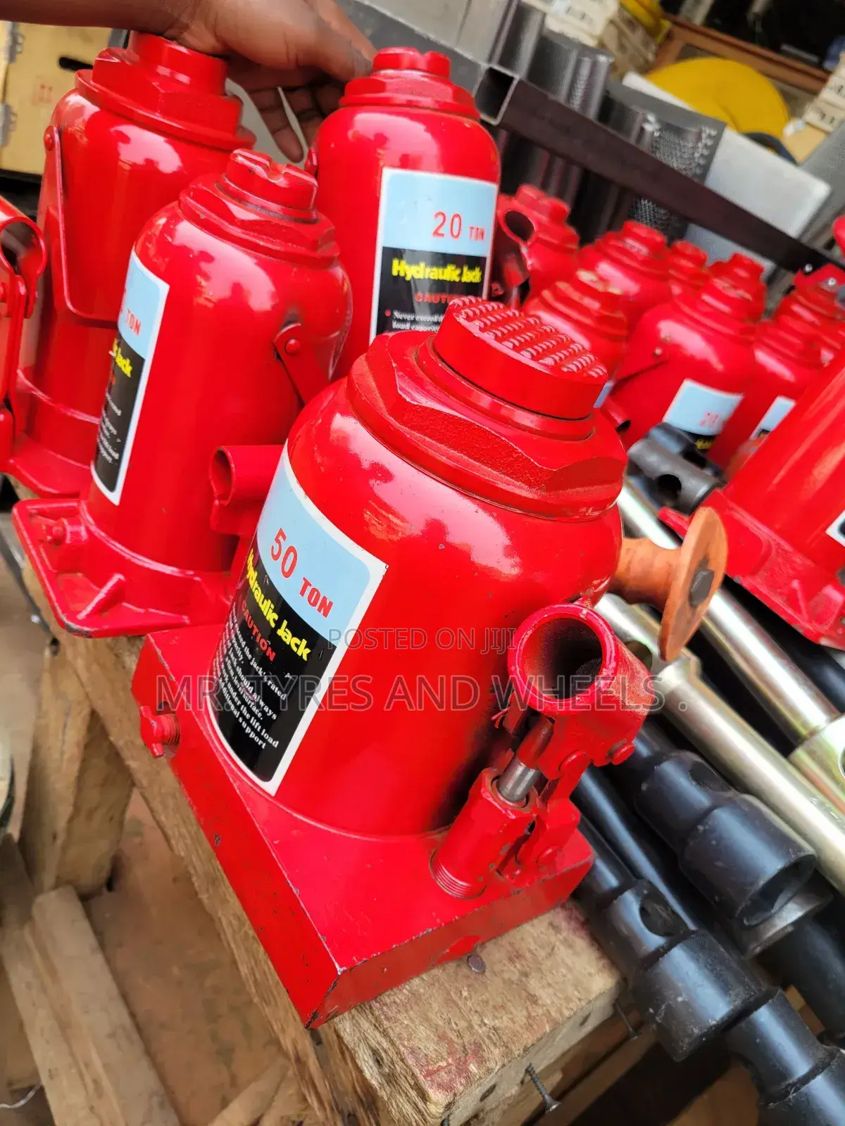 It's Hydrolic Jack 50 Ton Very Heavy and Very Strong 