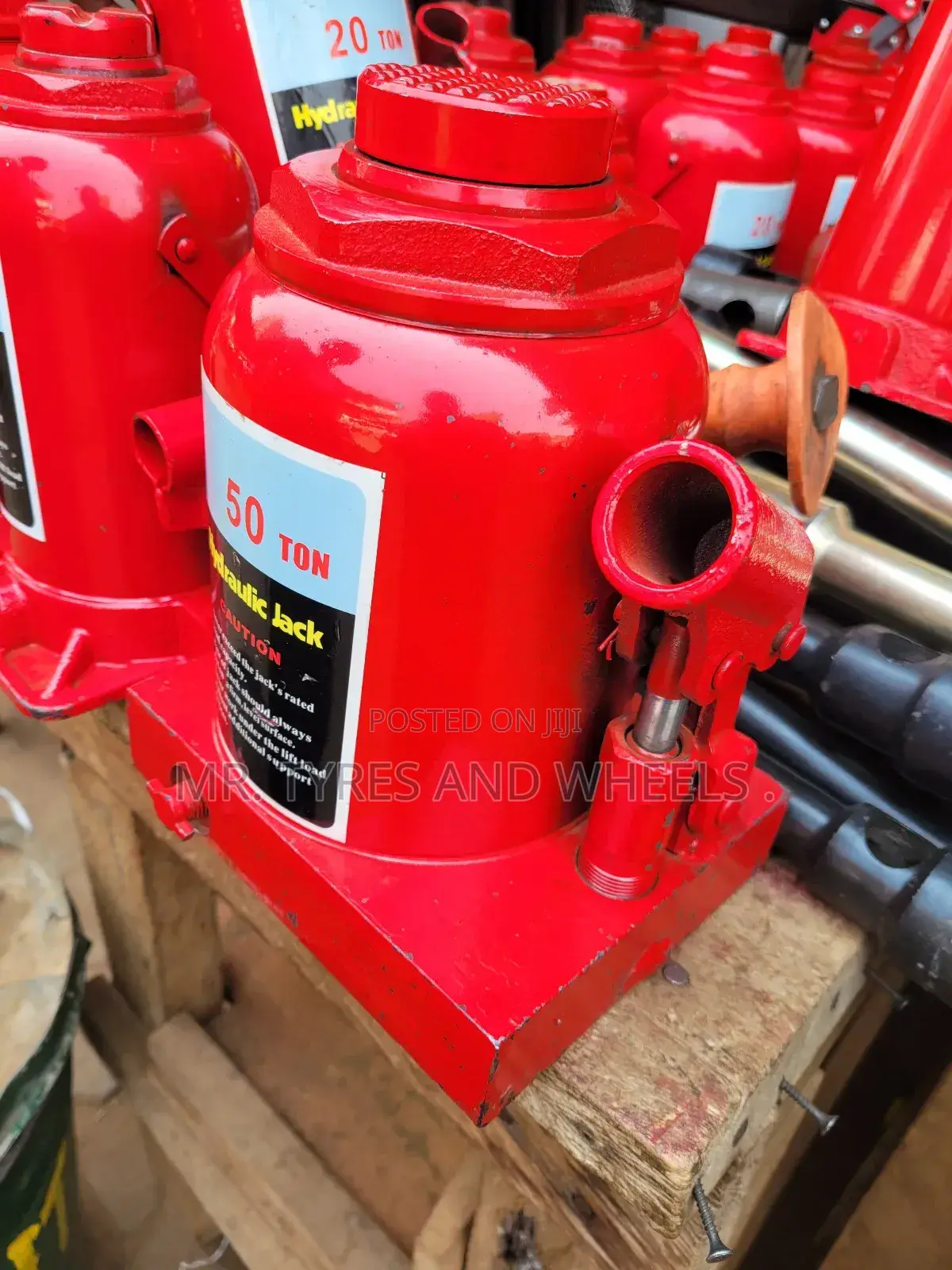 It's Hydrolic Jack 50 Ton Very Heavy and Very Strong 