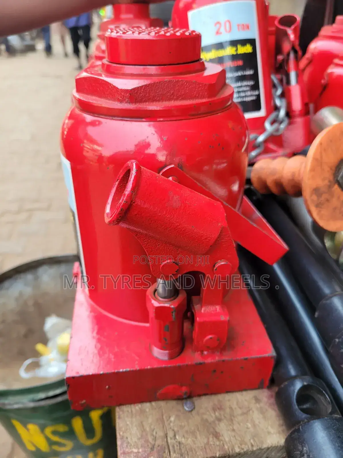 It's Hydrolic Jack 50 Ton Very Heavy and Very Strong 