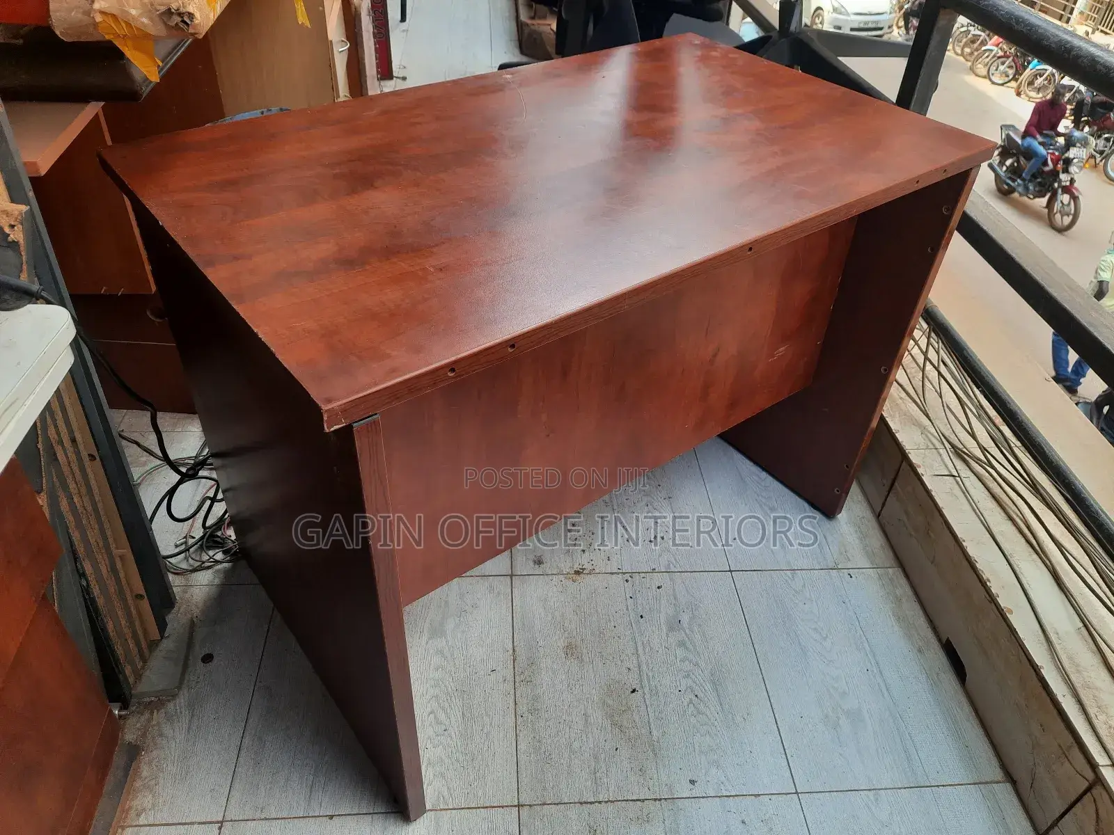 Second Hand Office Desk Table With Heavy Boards